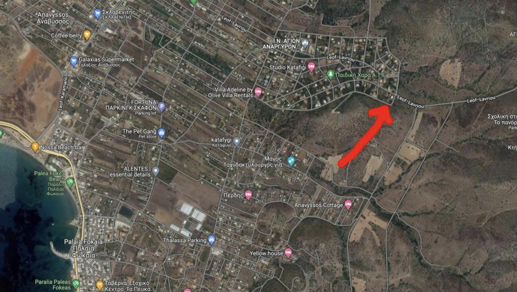 Ευρύτερη άποψη περιοχής Παλαιάς Φώκαιας — θέση οικοπέδου με κόκκινο βέλος, παραλία αριστερά